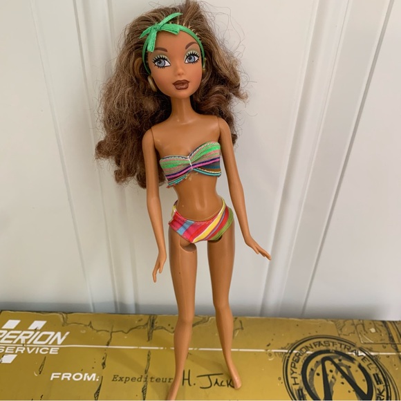 Mattel - My Scene - 2005 Miami Getaway - Madison Doll + Swimsuit - Picture 2 of 6